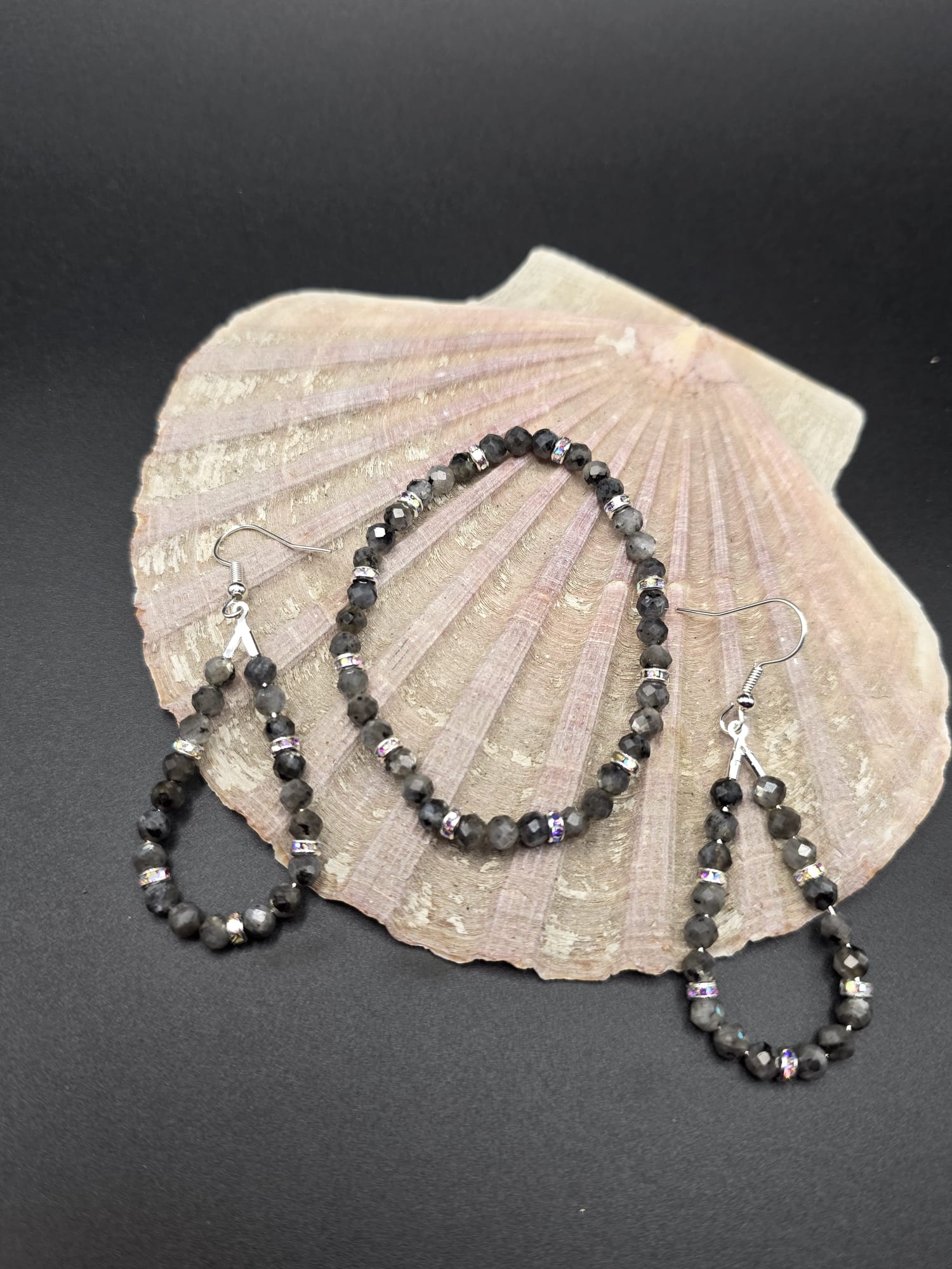 Armbänder und Ketten